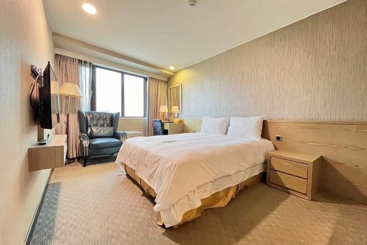 Luxe beddengoed, donsdekens, een bureau, verduisterende gordijnen