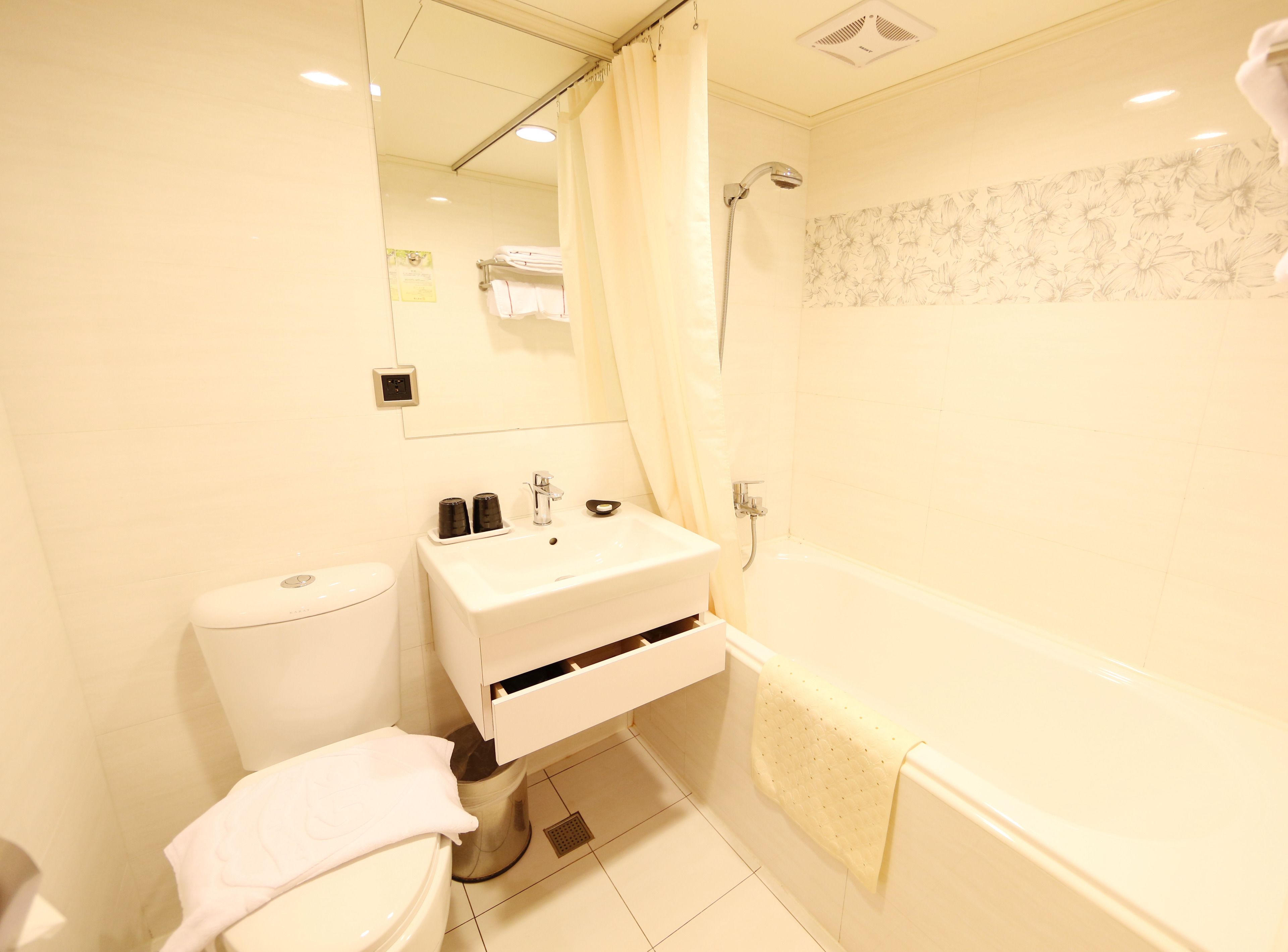 A bathroom with a toilet, sink, and bathtub.