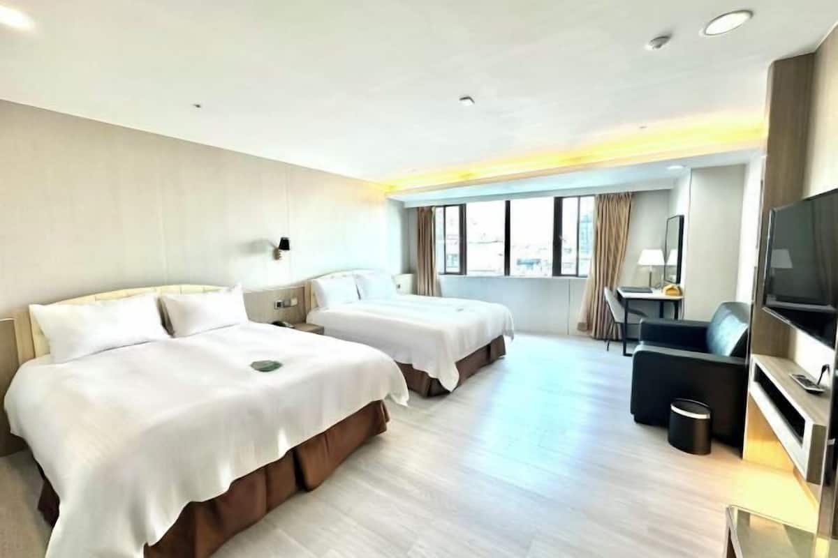 Luxe beddengoed, donsdekens, een bureau, verduisterende gordijnen