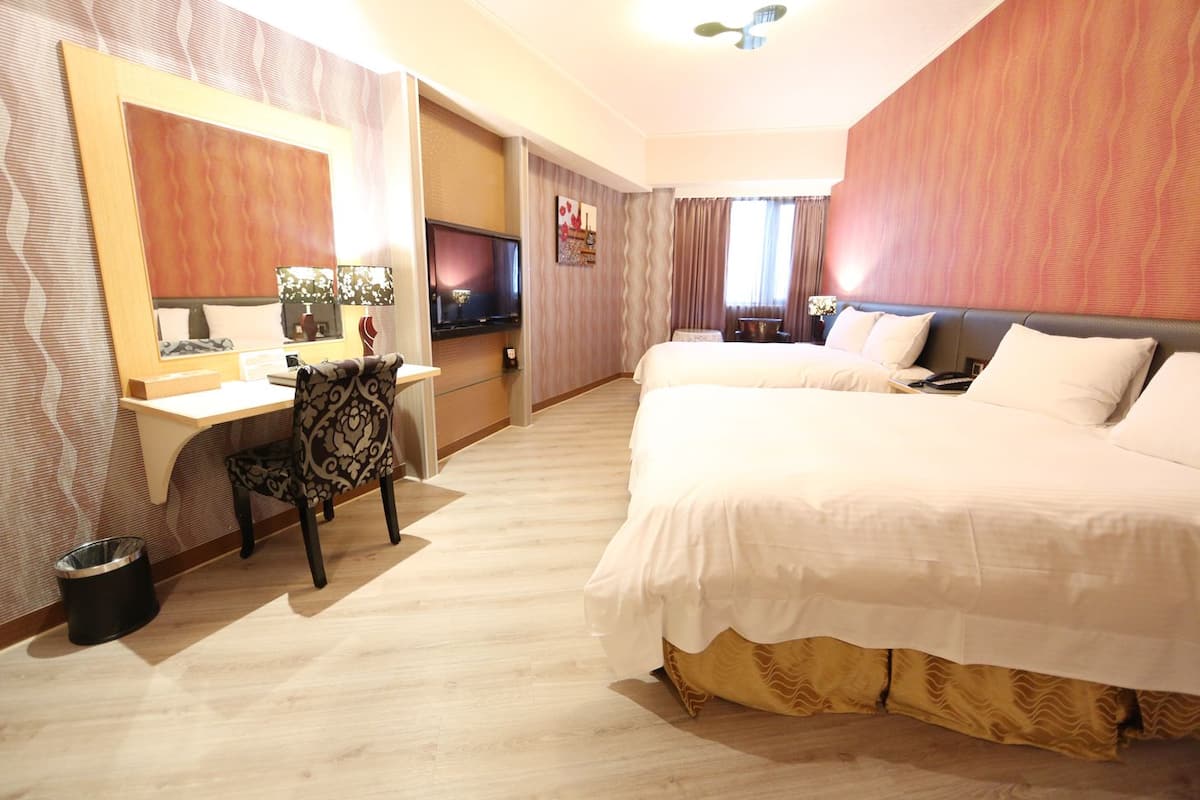 Elite vierpersoonskamer | Luxe beddengoed, donsdekens, een bureau, verduisterende gordijnen
