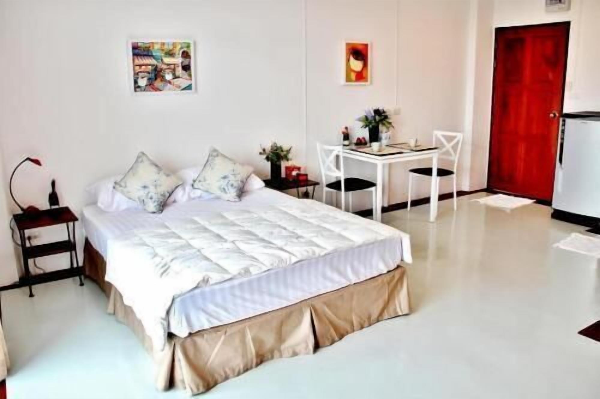 Premium bedding, minibar, individually decorated, individually furnished