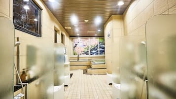 Een diep bad, gratis toiletartikelen, een haardroger, pantoffels