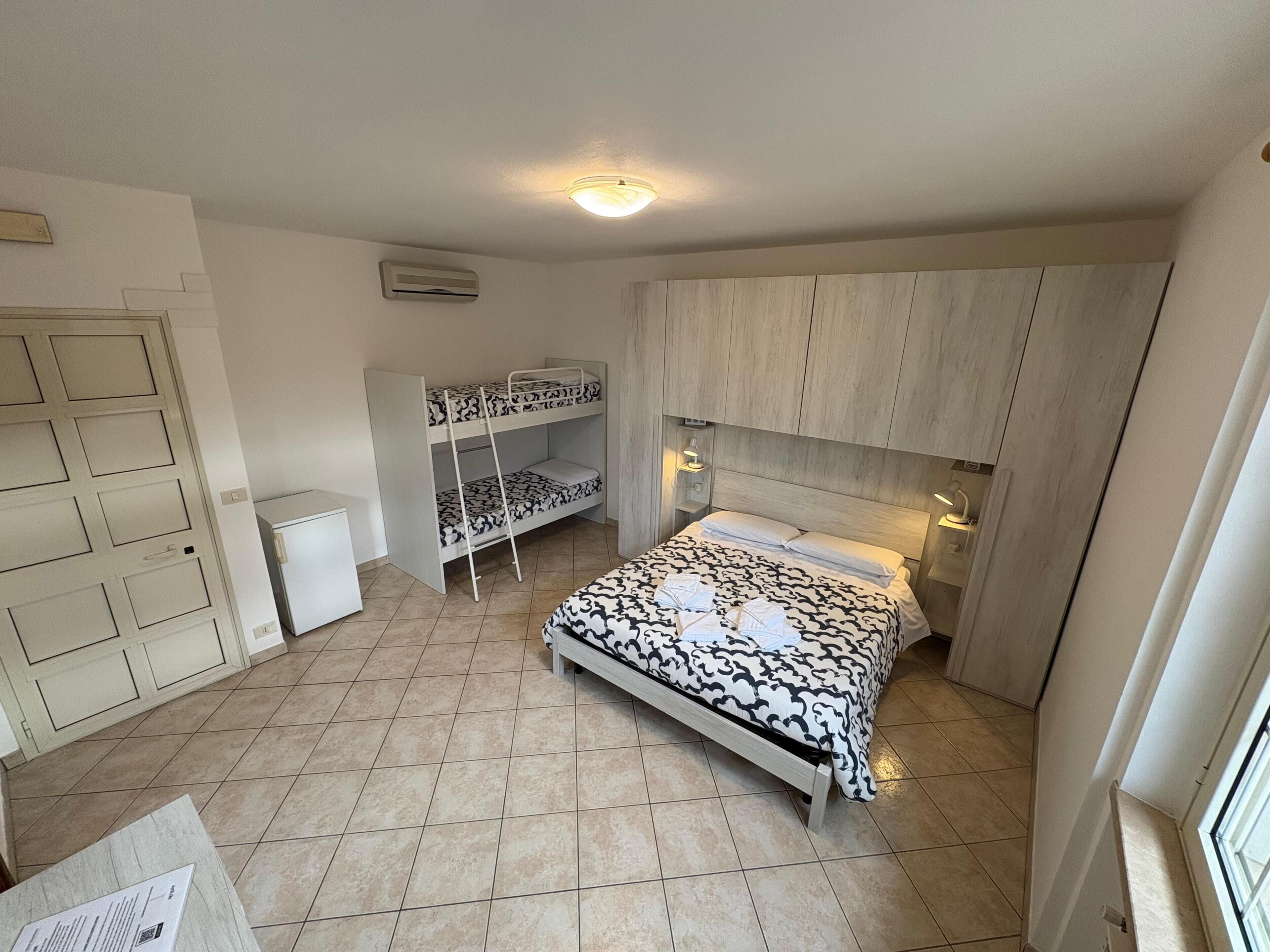 Chambre triple classique | Coffre-fort, bureau, système d’insonorisation, literie fournie