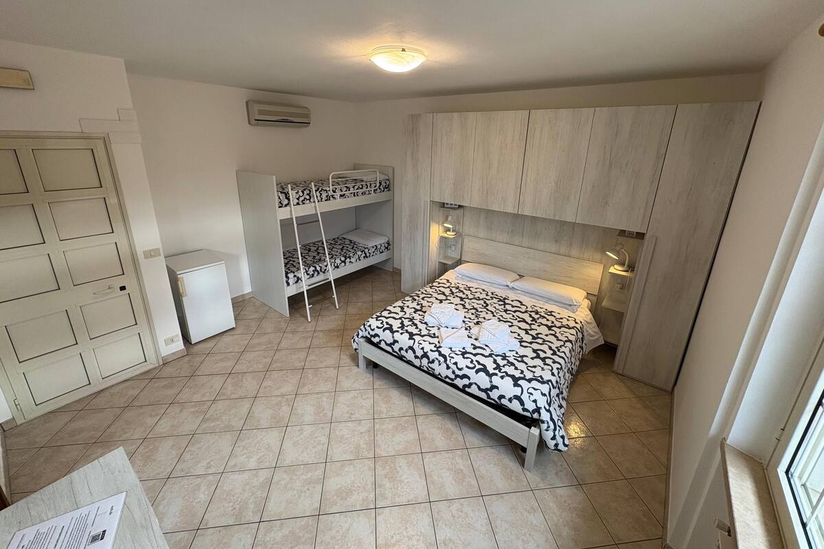 Kamar Triple Klasik | Brankas, meja kerja, kedap suara, dan seprai linen