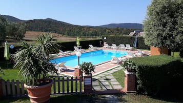 Piscina stagionale all'aperto, ombrelloni da piscina, lettini