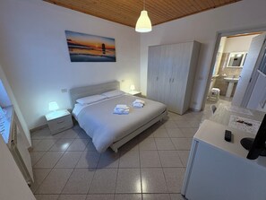 Classic Double Room, Garden View | In-room safe, desk, soundproofing, bed sheets - Agriturismo Galeazzi (Manciano)