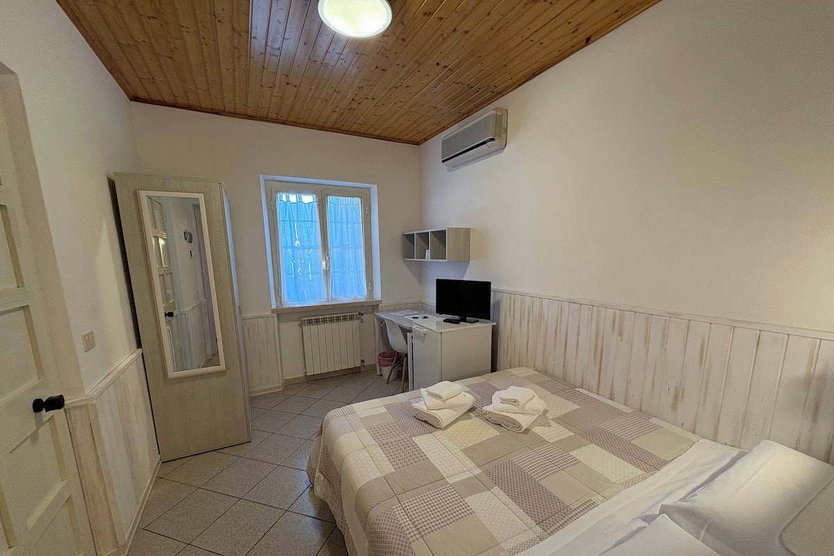 Economy kamer | Een kluis op de kamer, een bureau, geluiddichte muren, beddengoed