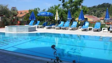 Utomhuspool, parasoller och solstolar