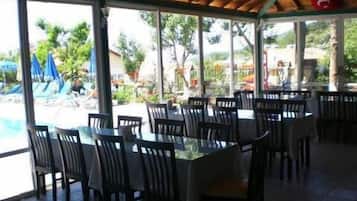 Se sirven desayunos, almuerzos, cenas y cocina turca