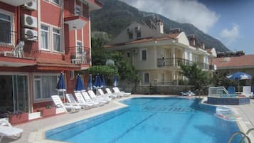 Piscina externa, guarda-sóis, espreguiçadeiras