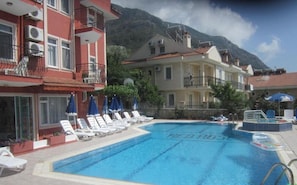 Outdoor pool, pool umbrellas, sun loungers - Red Rose Hotel (Fethiye)