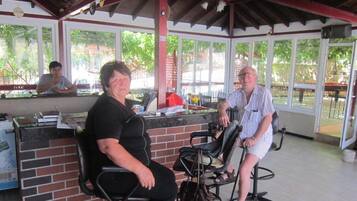 Se sirven desayunos, almuerzos, cenas y cocina turca