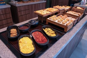 Se ofrece un desayuno bufé todos los días (por un coste adicional)