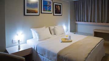 Standard Casal - 1 Cama King | Tallelokero huoneessa, työpöytä, pimennysverhot, äänieristys