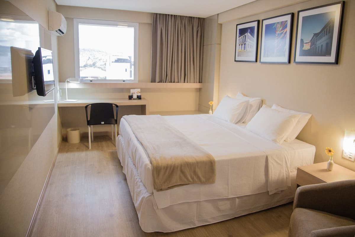 luxo casal - 1 cama king | in-room safe, desk, blackout curtains, soundproofing