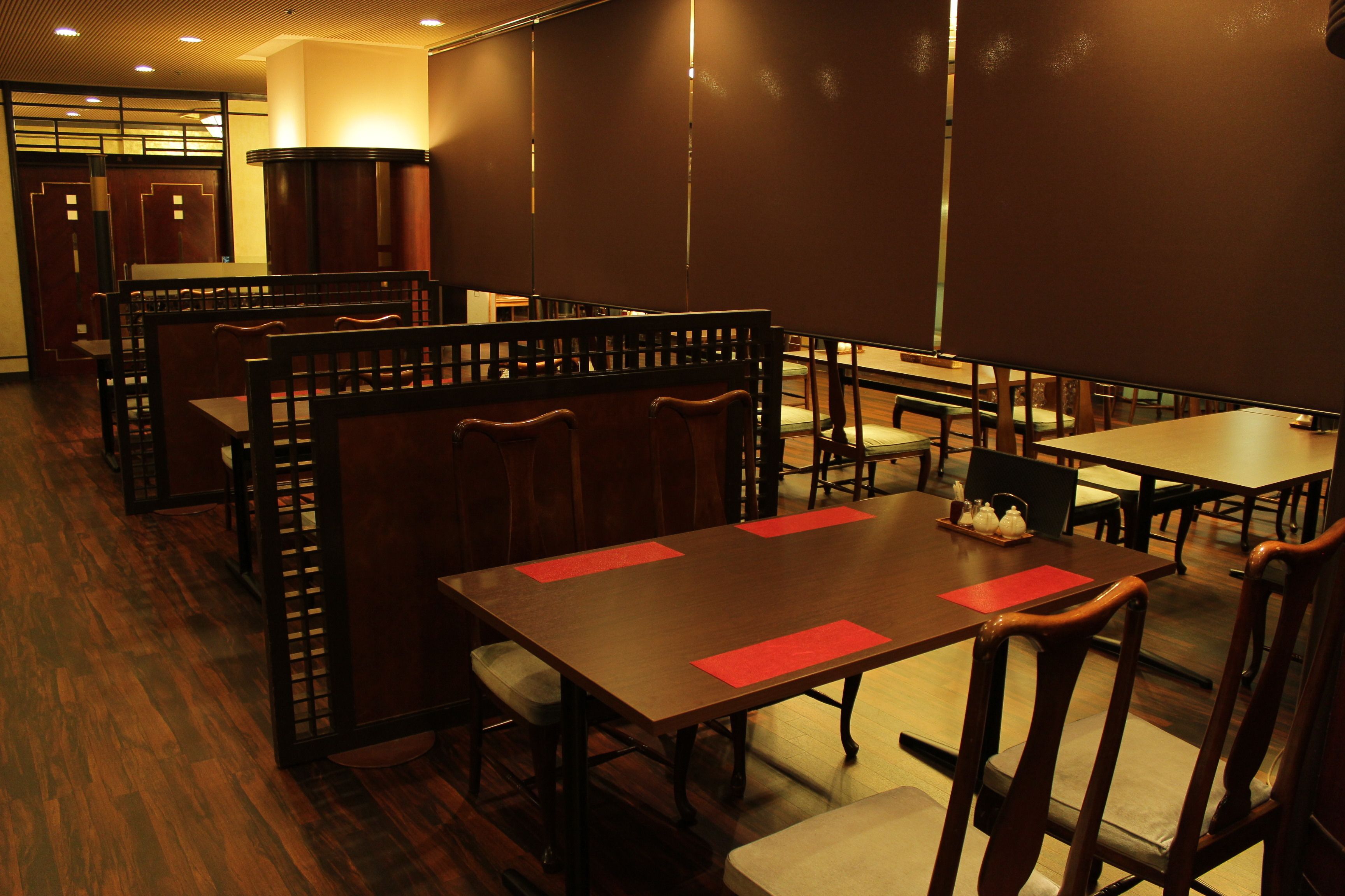 Un restaurante con mobiliario de madera, mesas y cabinas.