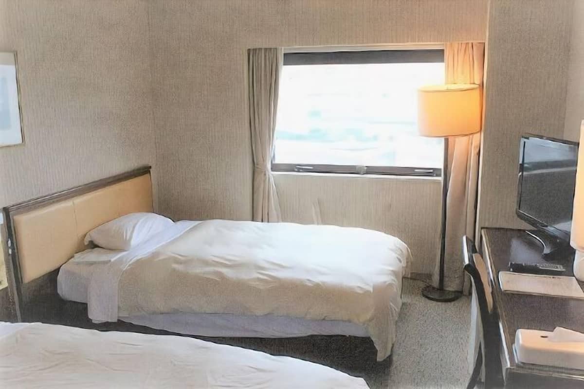 Peralatan tempat tidur premium, meja, Wi-fi percuma, cadar katil