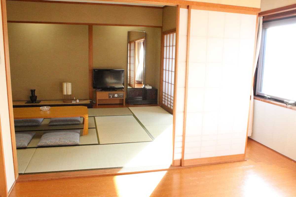 Traditional Room (Japanese Style) | Peralatan tempat tidur premium, meja, Wi-fi percuma, cadar katil