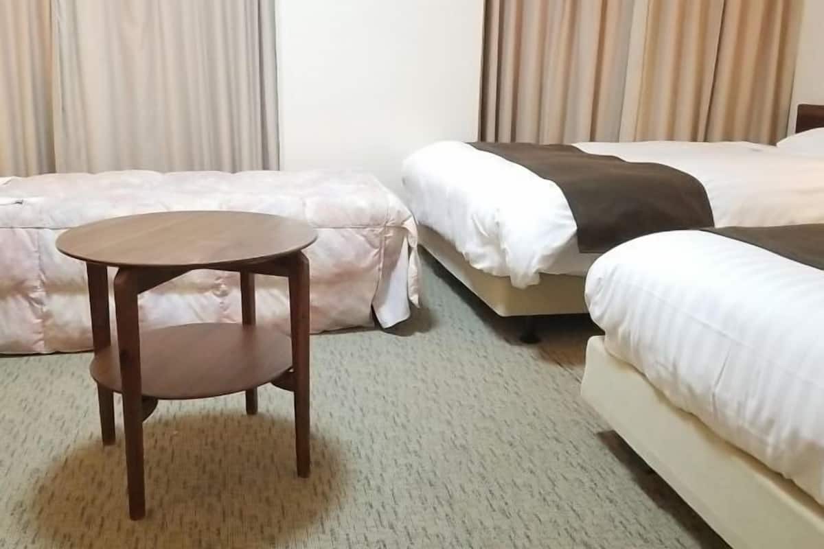 Peralatan tempat tidur premium, meja, Wi-fi percuma, cadar katil