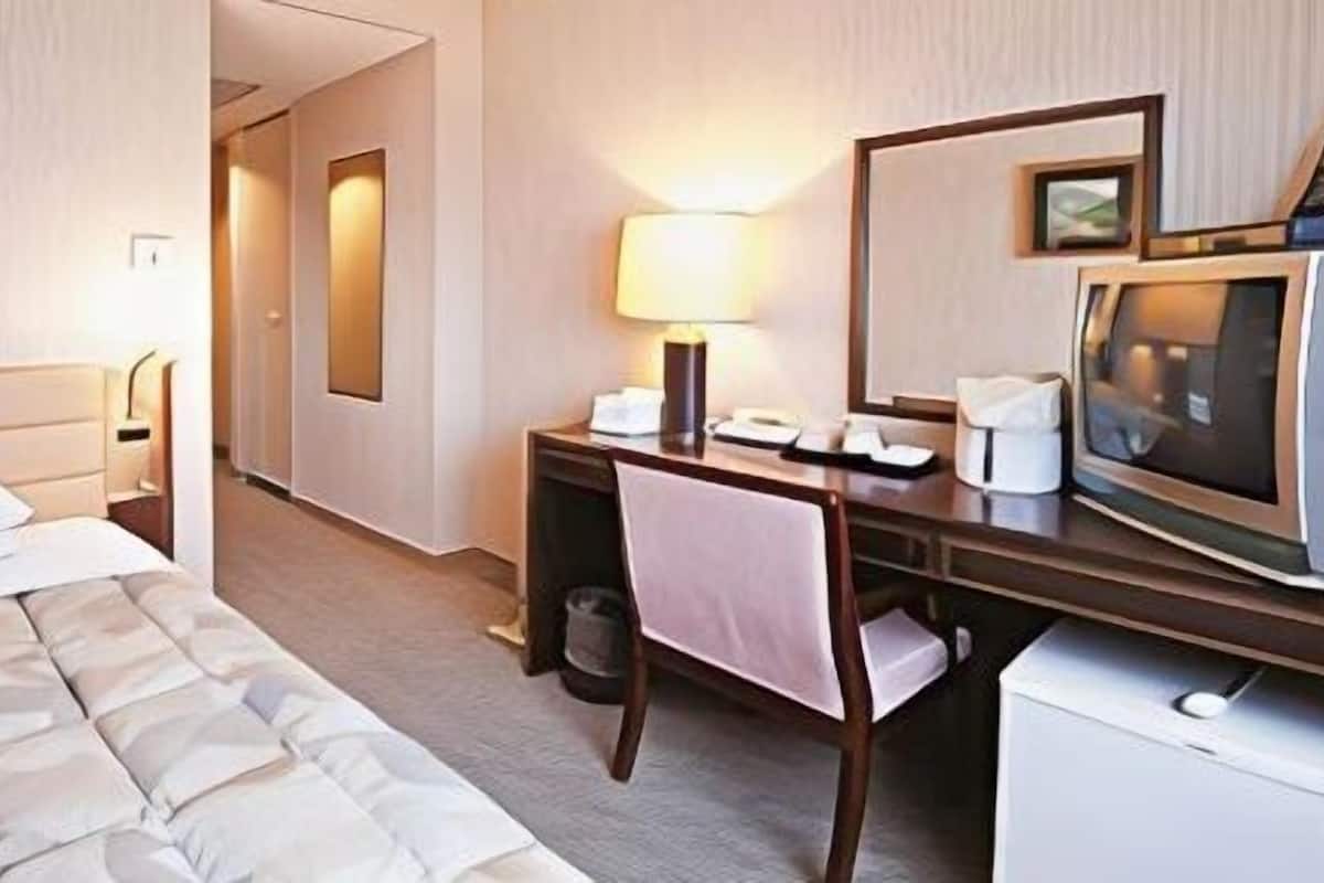 Peralatan tempat tidur premium, meja, Wi-fi percuma, cadar katil