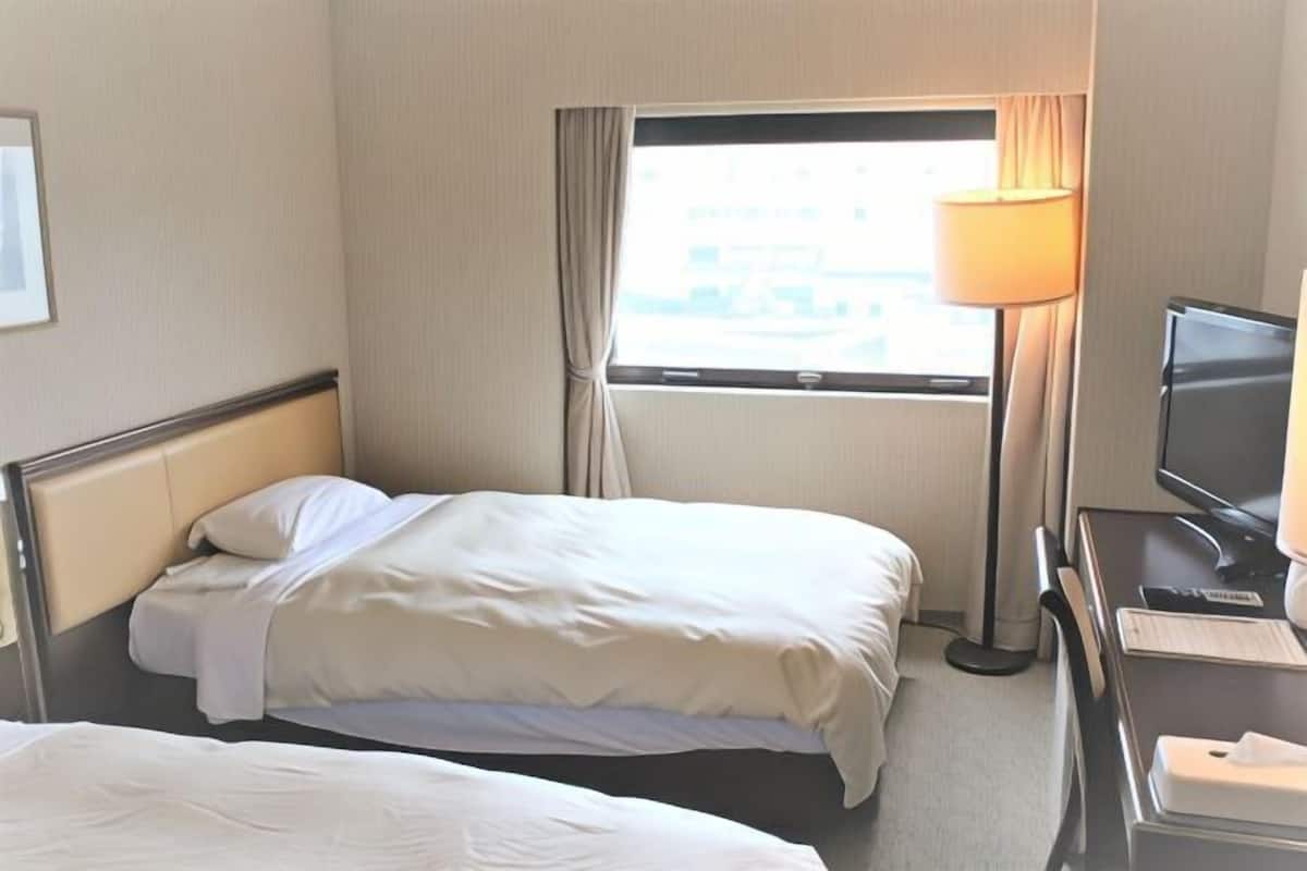 Peralatan tempat tidur premium, meja, Wi-fi percuma, cadar katil