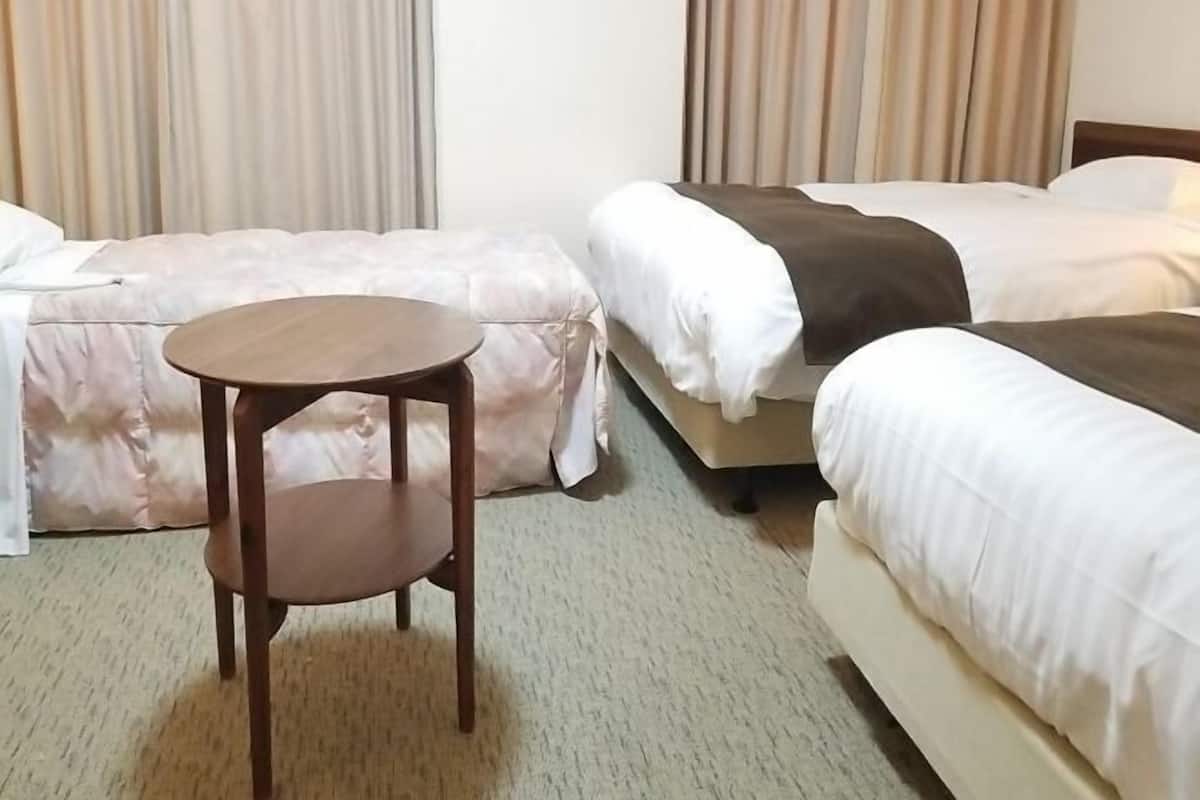 Peralatan tempat tidur premium, meja, Wi-fi percuma, cadar katil