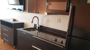 Deluxe Room, 2 Queen Beds, Non Smoking, Kitchenette | Private kitchen - Joys Inn (Innisfail)