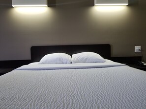 Rollaway beds, free WiFi, bed sheets - Joys Inn (Innisfail)