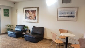 Lobby sitting area - Joys Inn (Innisfail)