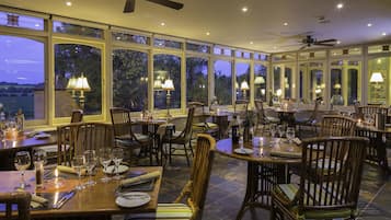 Café da manhã, almoço e jantar; culinária britânica