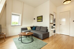 Comfort-Apartment, 1 Schlafzimmer | Wohnzimmer | 55-cm-Flachbildfernseher mit Kabelempfang, Fernseher