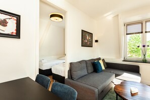 Departamento, 1 habitación | Área de sala de estar | Televisión de pantalla plana de 55 cm con canales por cable 