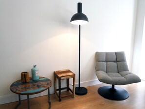 Apartment, 1 Schlafzimmer, Badewanne | Wohnbereich | 55-cm-Flachbildfernseher mit Kabelempfang, Fernseher