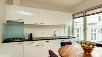 Apartamento conforto, 1 quarto | Cozinha privada | Geladeira grande, micro-ondas, cooktop, lava-louças