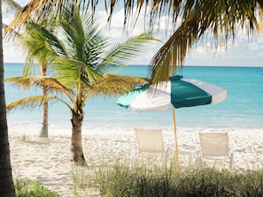 Playa privada en los alrededores, arena blanca