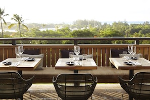 Daily full breakfast for a fee - The Island House (Nassau)