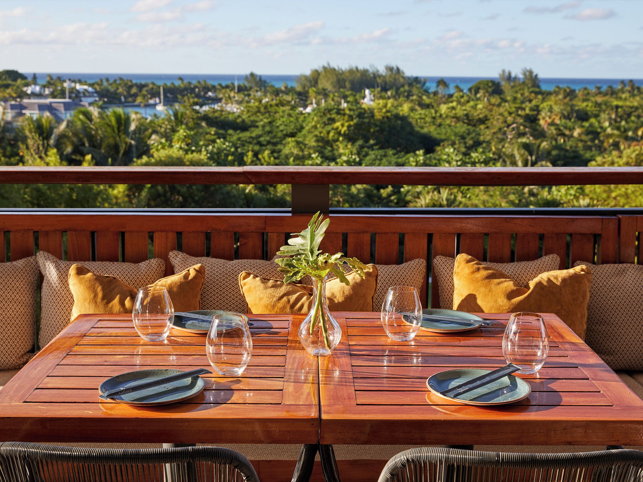 4 restaurants; breakfast, lunch, dinner and brunch served 