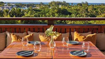 4 restaurants; breakfast, lunch, dinner and brunch served