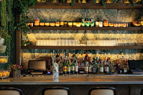 3 bars-salons, bar attenant à la piscine, bar sur la plage