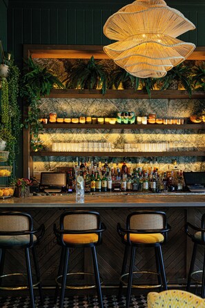 3 bars/lounges, poolside bar - The Island House (Nassau)