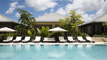 Piscine extérieure, parasols de plage, chaises longues