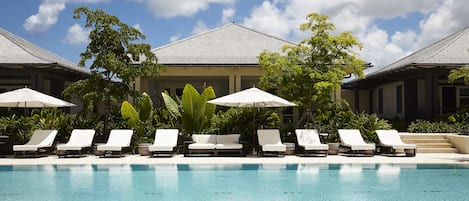 Piscine extérieure, parasols de plage, chaises longues