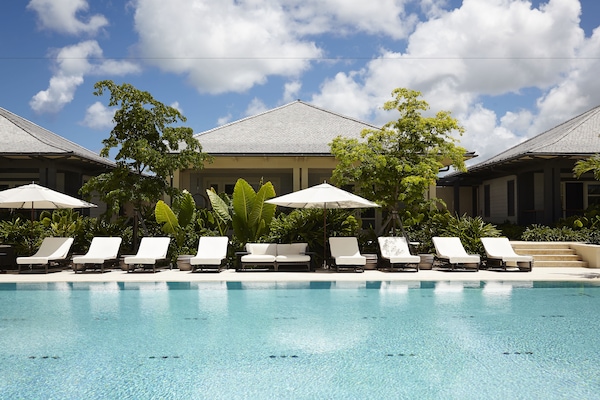 Piscine extérieure, parasols de plage, chaises longues
