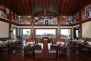 4 restaurantes; se sirve desayuno, almuerzo, cena y brunch