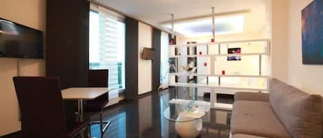 Deluxe Penthouse, 1 King Bed, Kitchenette | Desk, soundproofing, free cots/infant beds, free WiFi