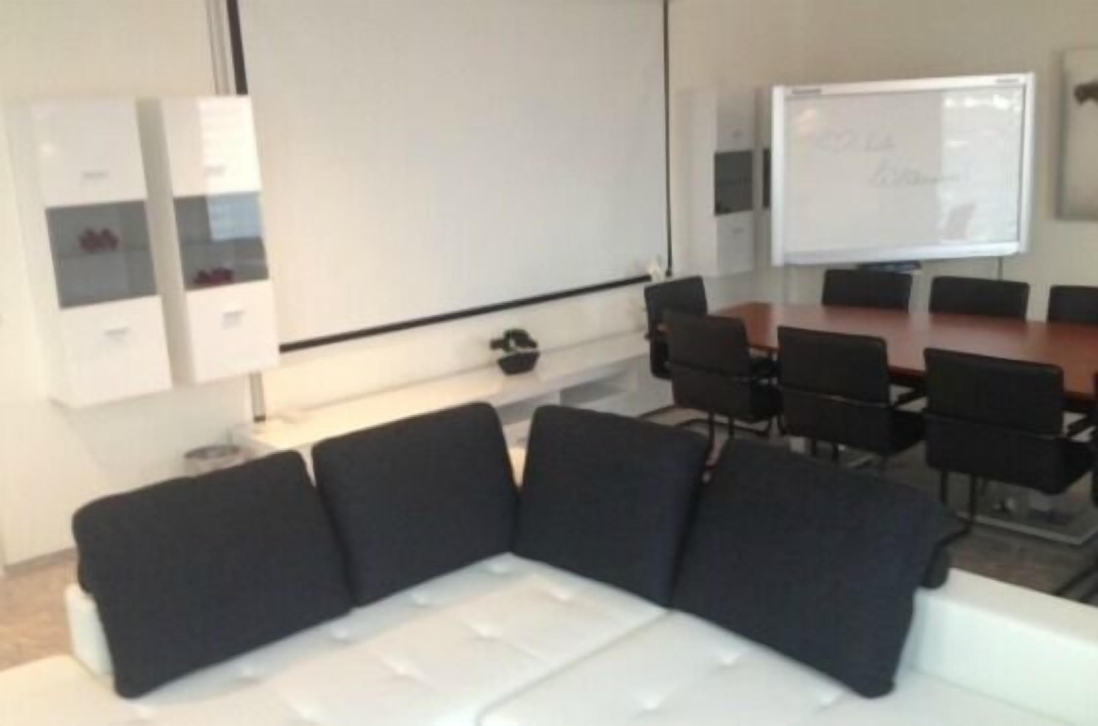 deluxe penthouse, 1 king bed, kitchenette | living room | flat-screen tv