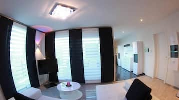 Penthouse Deluxe, 1 giường cỡ king, bếp nhỏ | Khu phòng khách | TV màn hình phẳng