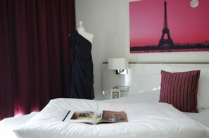 Desk, soundproofing, free cots/infant beds, free WiFi - Hotel Jungstil (Darmstadt)