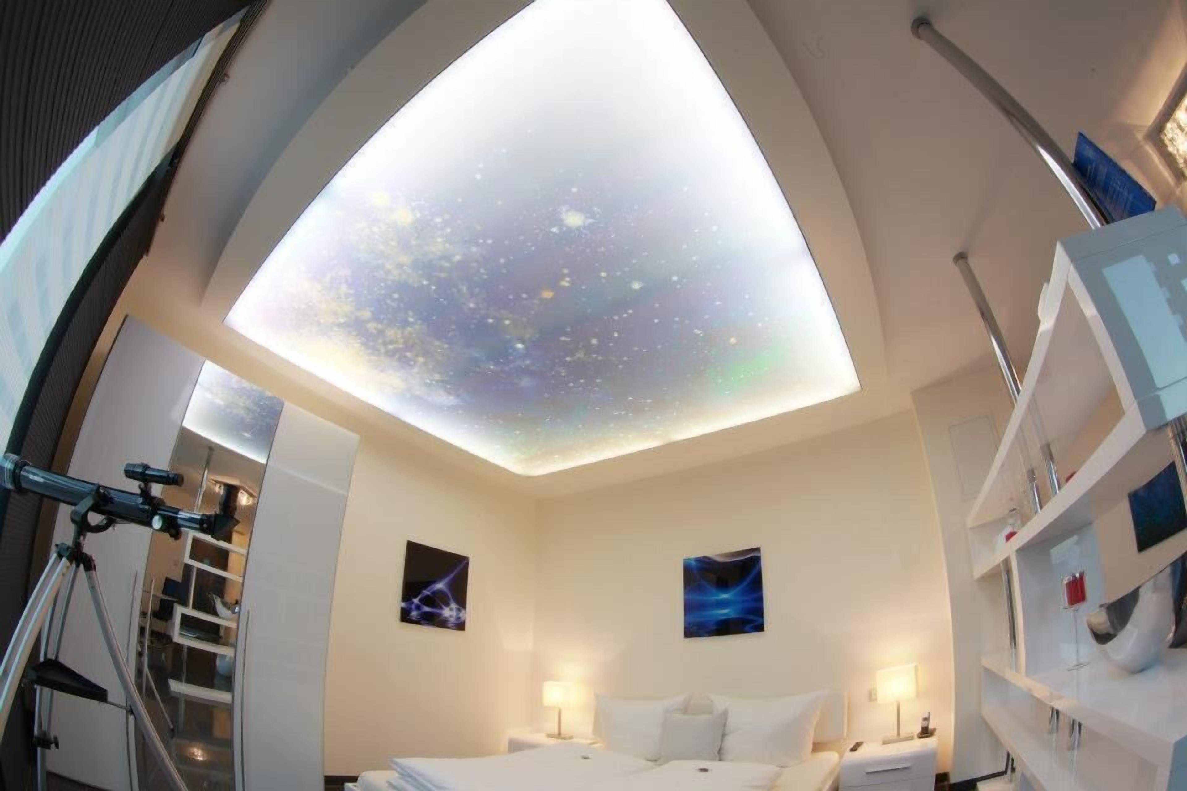Deluxe Penthouse, 1 King Bed, Kitchenette | Desk, soundproofing, free cribs/infant beds, free WiFi