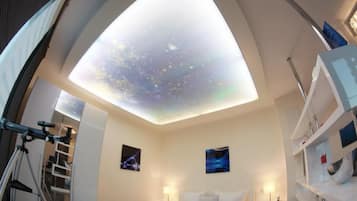 Deluxe Penthouse, 1 King Bed, Kitchenette | Desk, soundproofing, free cribs/infant beds, free WiFi